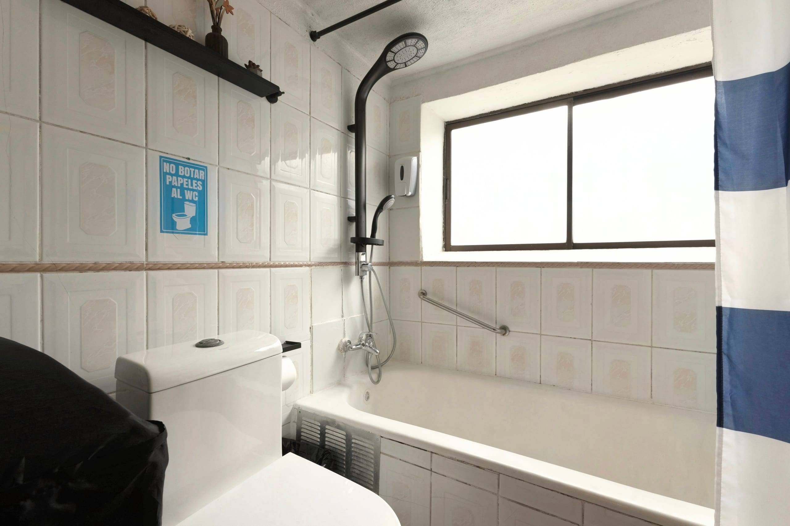 Baño con ducha y ventana, terminaciones limpias y luminosas