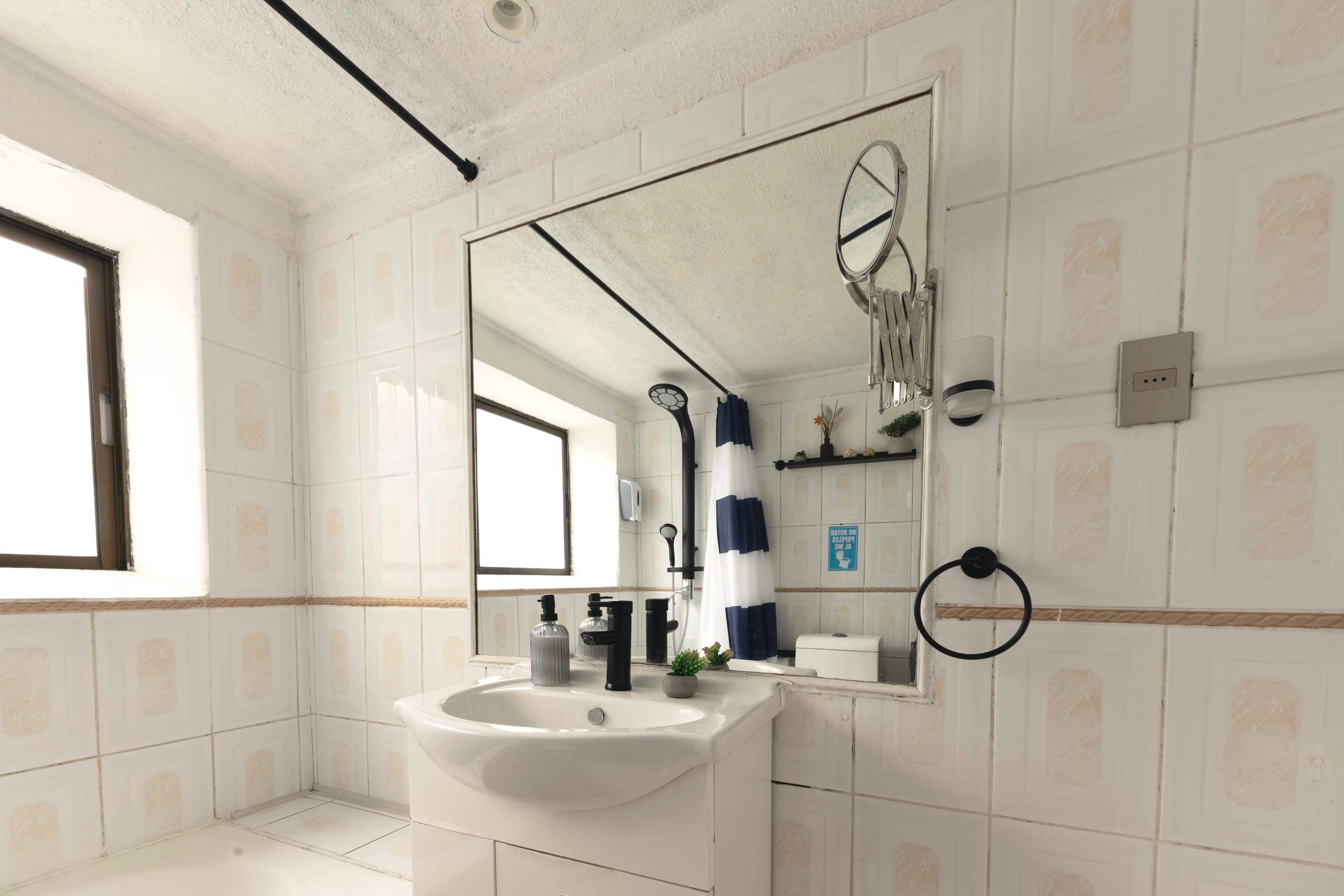 Baño con espejo amplio y buena iluminación