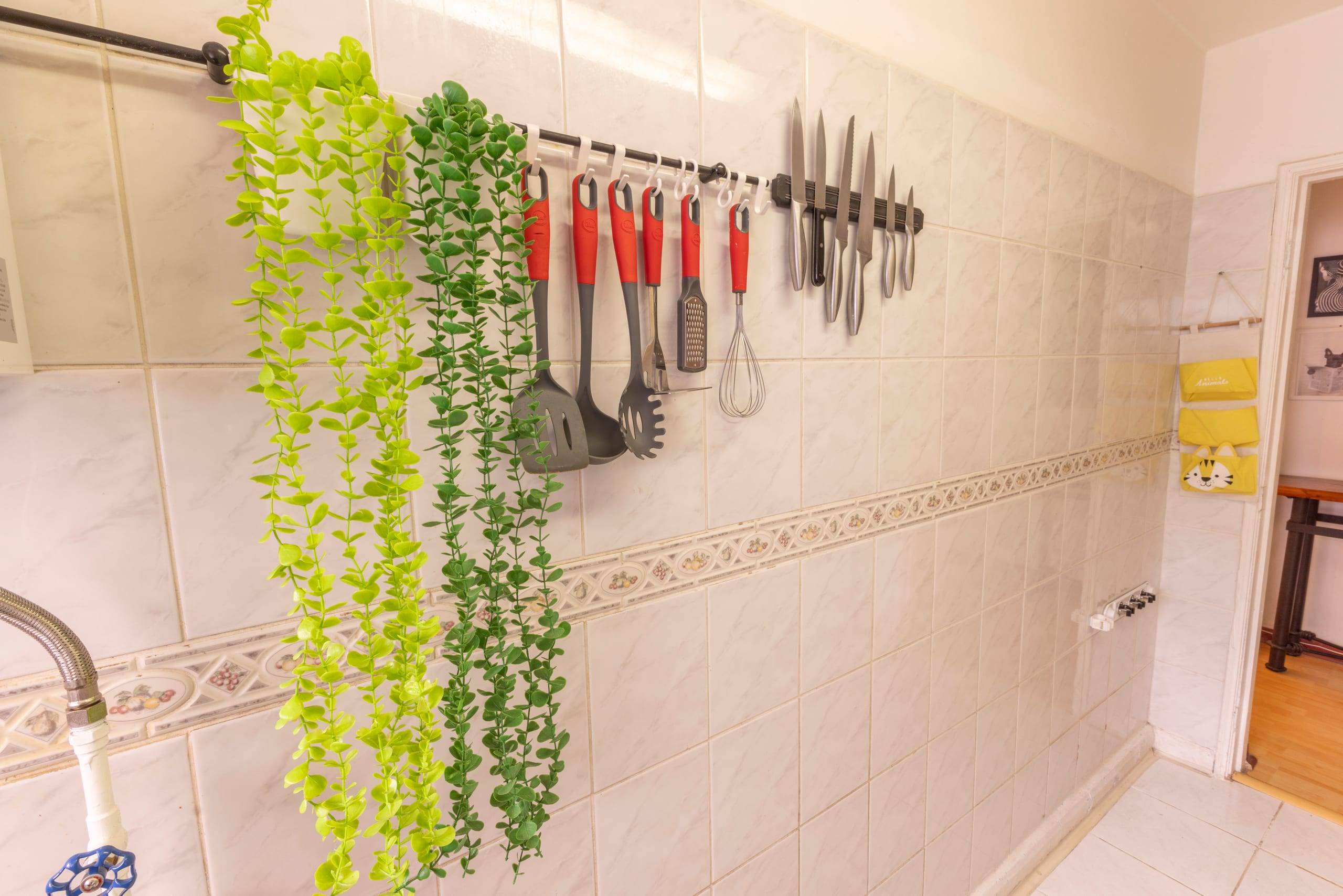 Detalle de cocina con utensilios y decoración en verde