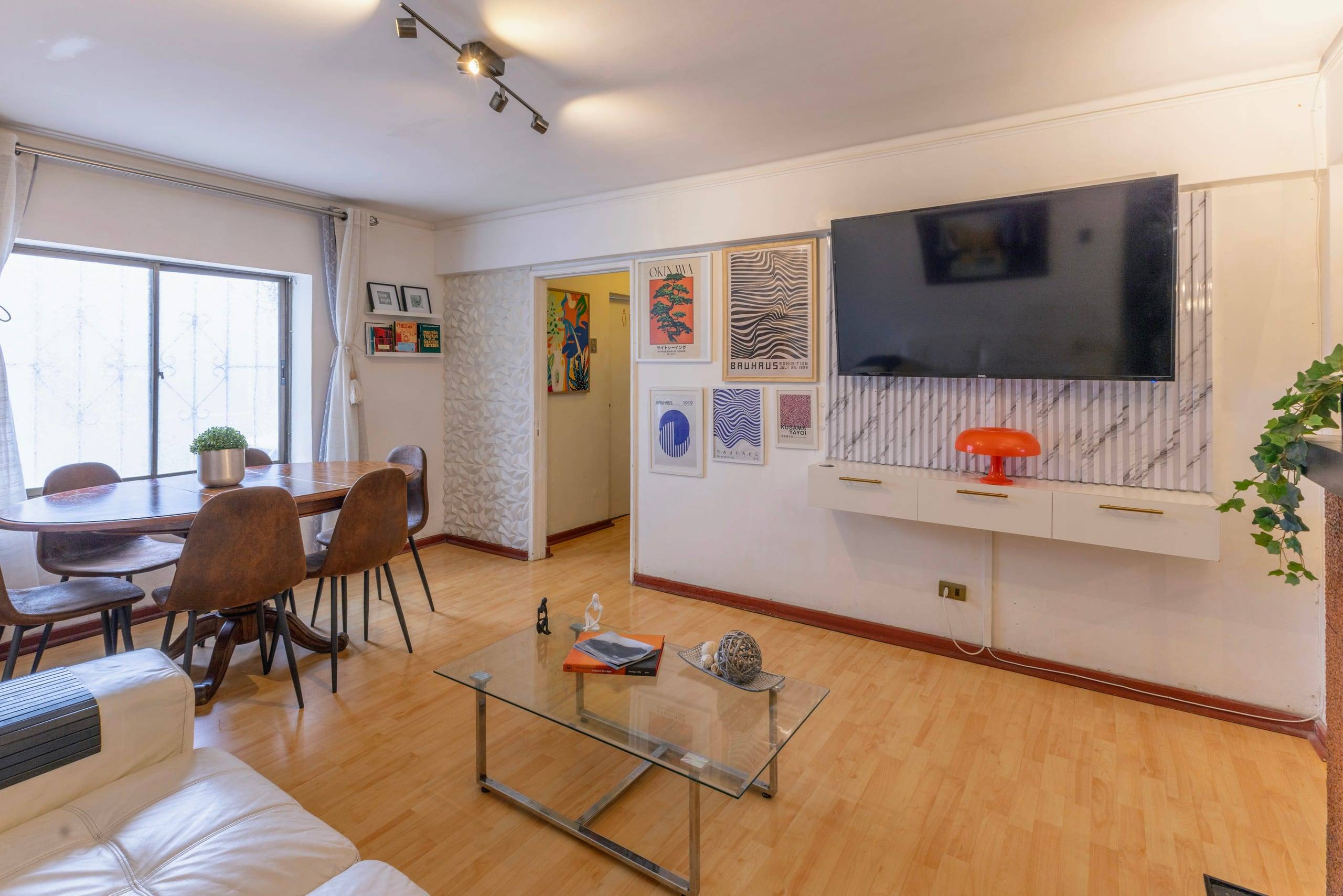 Comedor con pared de televisión y ventanales amplios