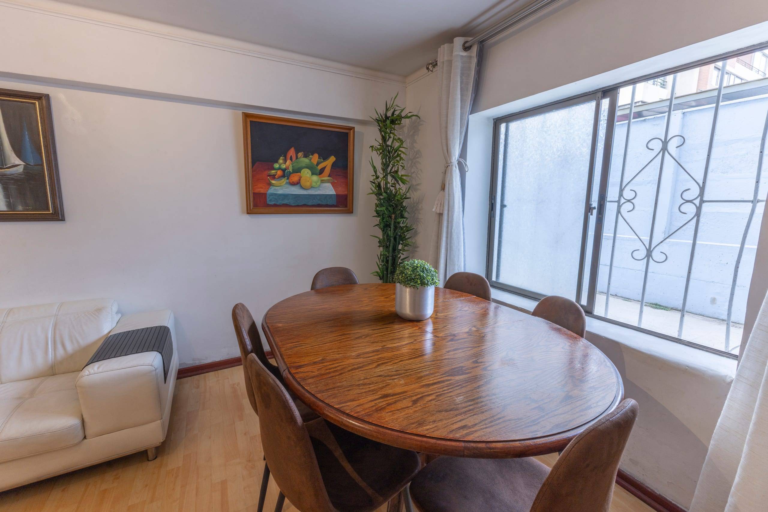 Comedor junto a ventanal con abundante luz natural