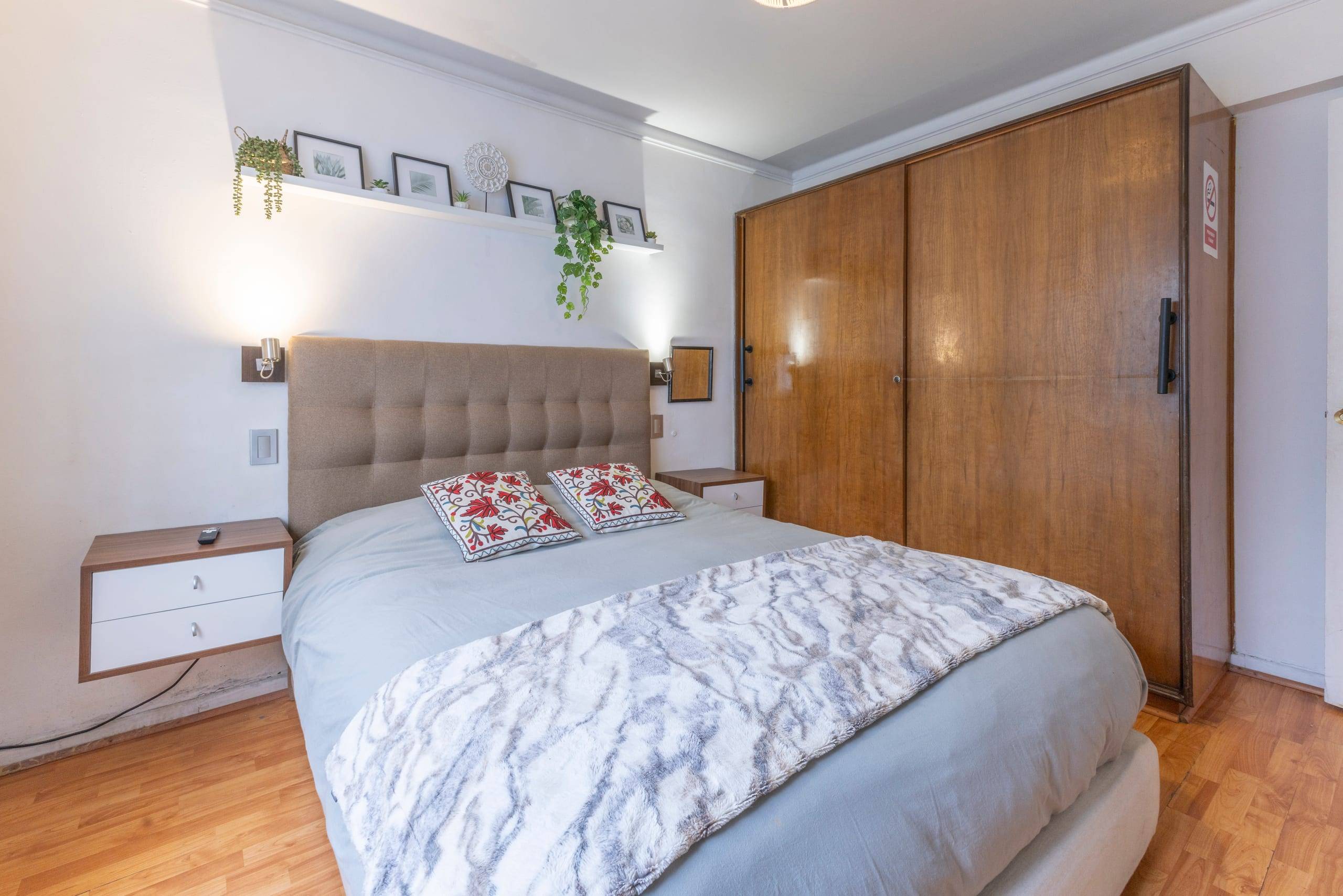 Dormitorio con amplio clóset de madera empotrado