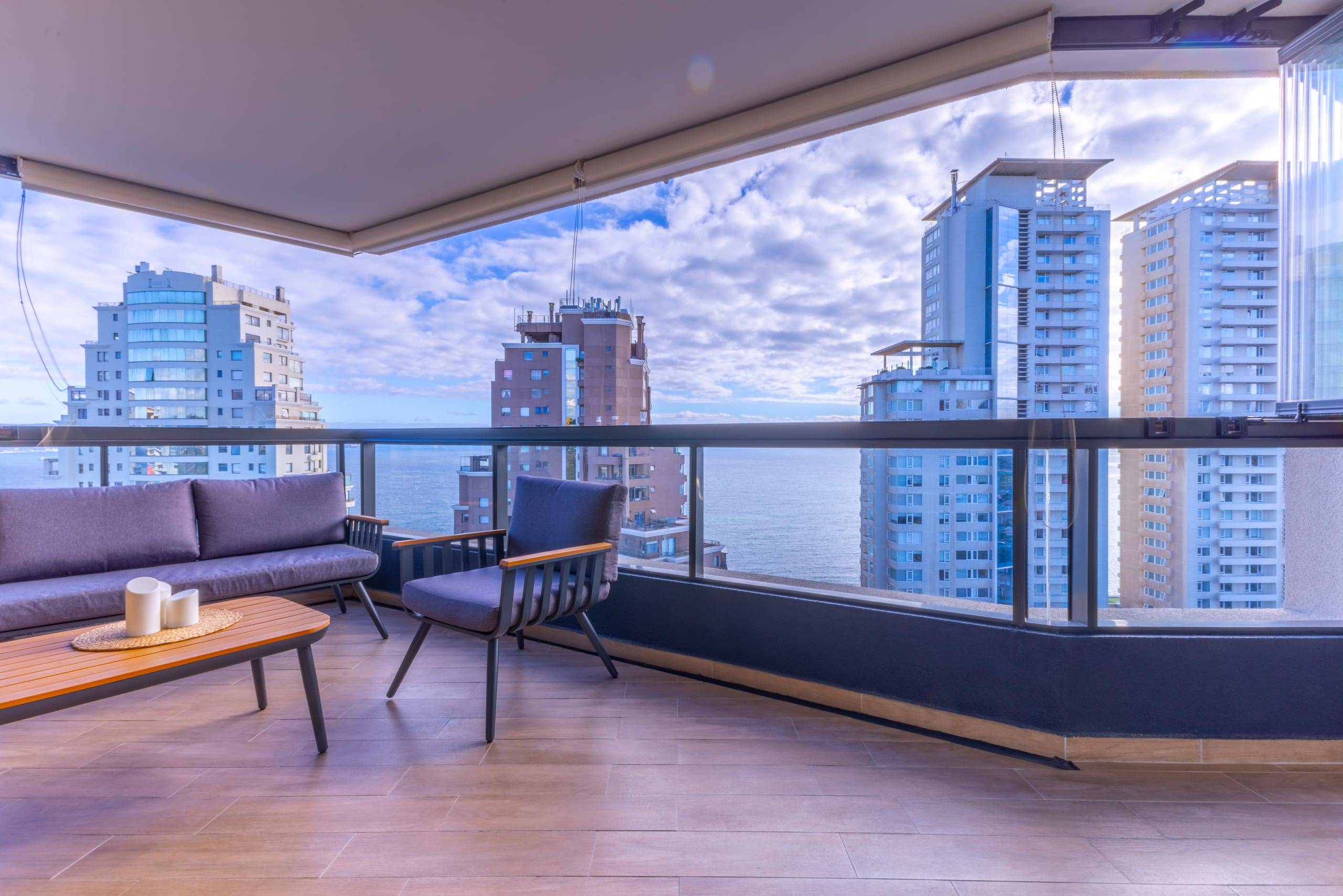 Terraza amoblada con vista panorámica al mar y a los edificios de Concón