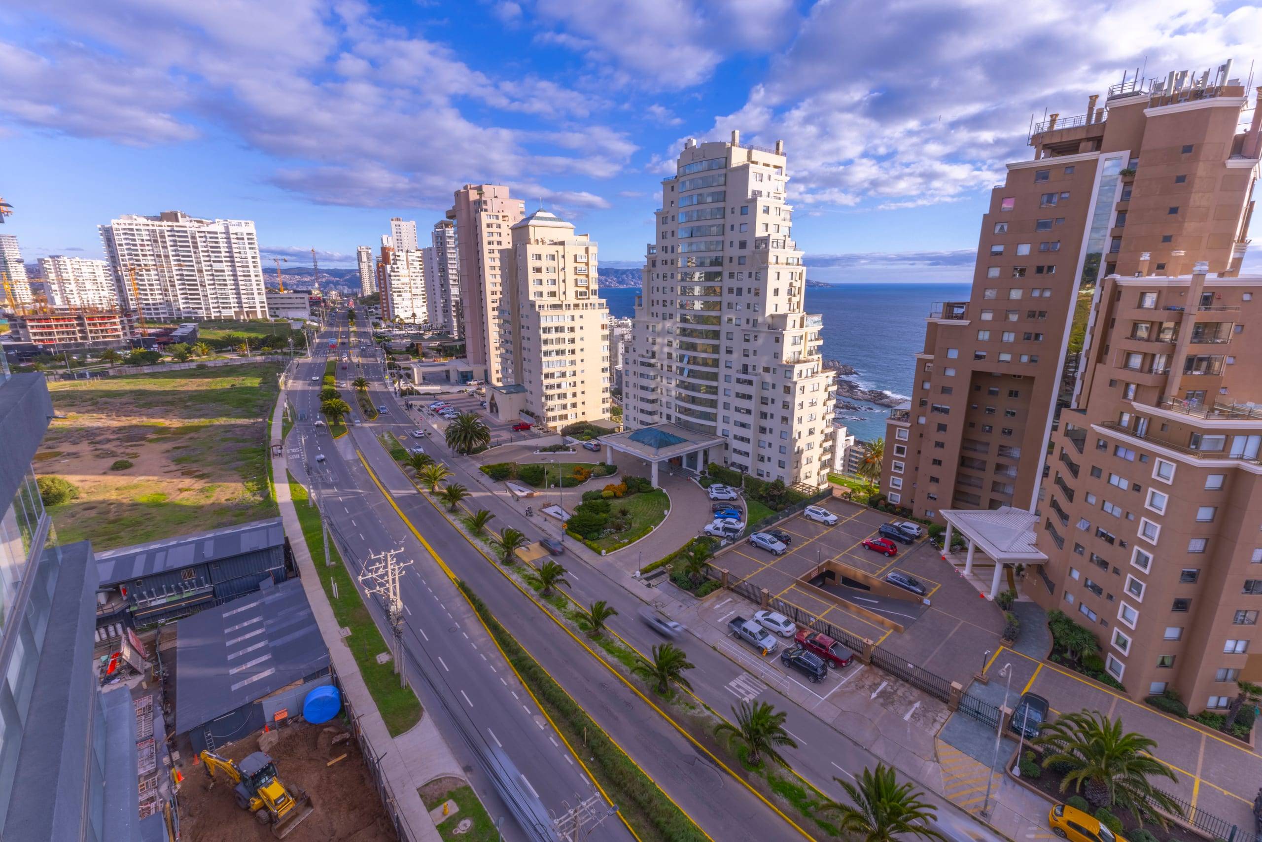 Vista de la avenida costera y el entorno desde el departamento, de día