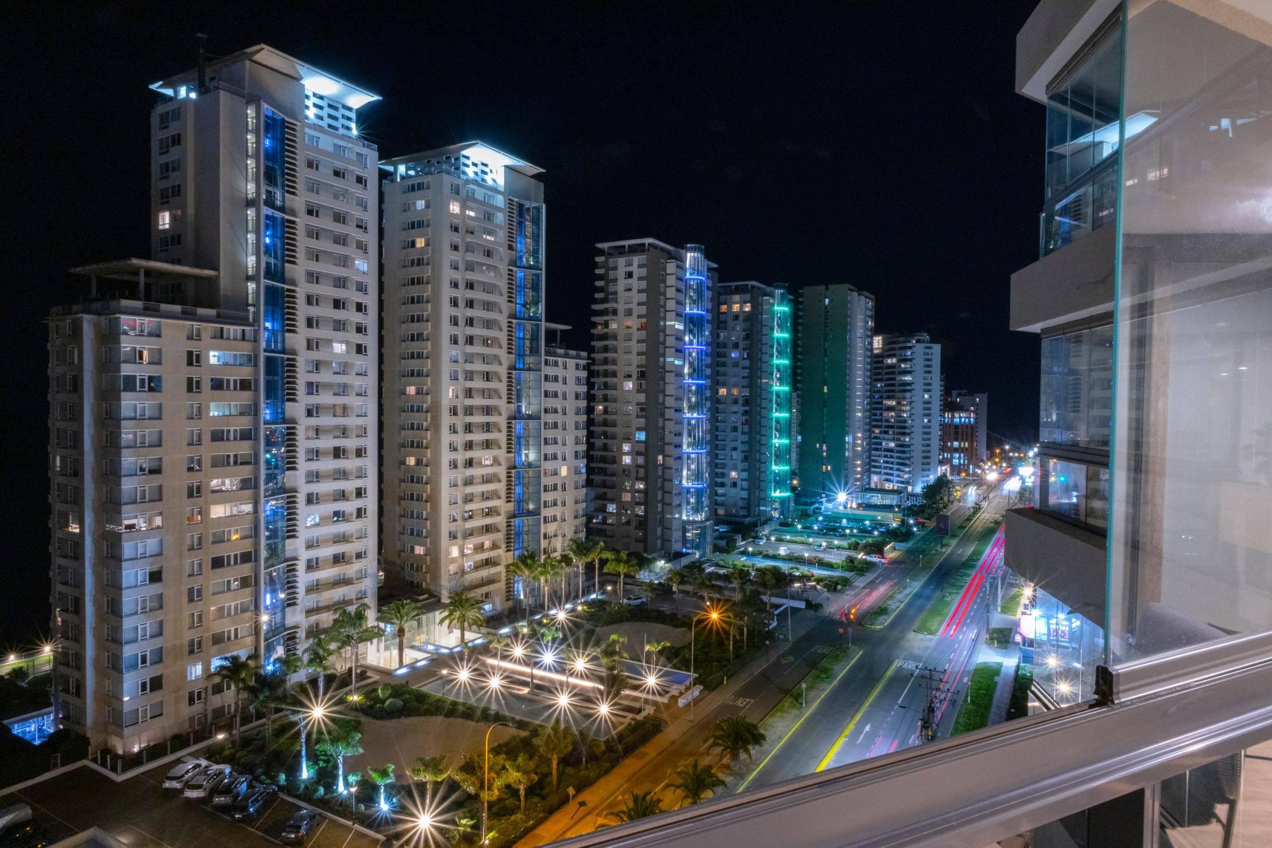 Panorámica nocturna de los edificios frente al mar en Concón